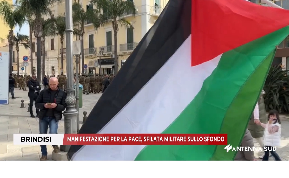 Brindisi contro le guerre coi militari sullo sfondo